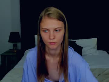 girl
        phoebepaw cam image #4584326