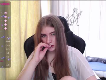 girl
        minnie_olson_ cam image #1186035