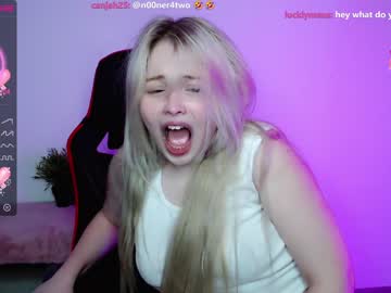 girl
        shy_blondiee cam image #982635