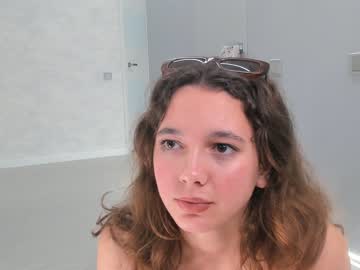 girl
        sallyscotth cam image #2920729