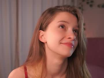 girl
        little_poetry cam image #6605327