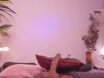 girl
        cooper_reds cam image #4488266