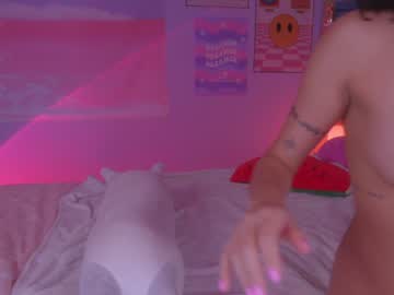 girl
        kittenmoon_ cam image #4754707