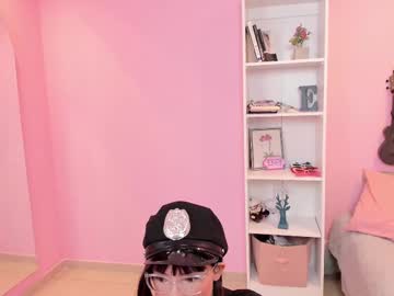 girl
        little_effy18_ cam image #6822577