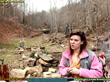 couple
        honeyand_thebear cam image #838548