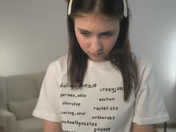 girl
        sunn_beamm cam image #6306021
