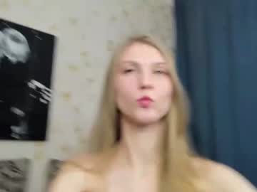 girl
        phoebepaw cam image #3700555