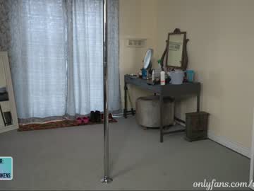 girl
        vivid_whit cam image #391645