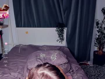 girl
        _night_moon_ cam image #3673279
