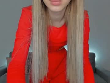 girl
        holly____ cam image #634737