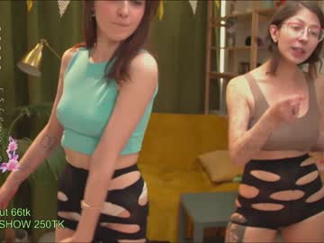 girl
        pure_purrr cam image #4115685