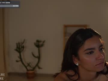 girl
        ellelure_ cam image #6067600