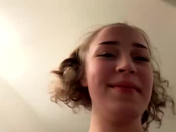 girl
        lillianpoach cam image #5481519