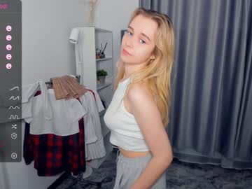 girl
        fresh_cherries cam image #2469216