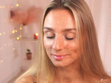 girl
        artease cam image #2932763