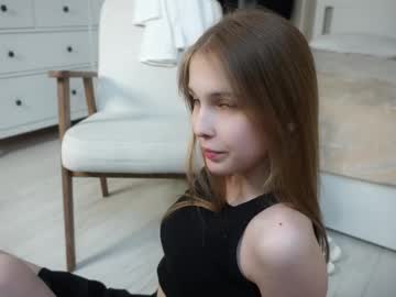 girl
        hildgaillard cam image #6719703