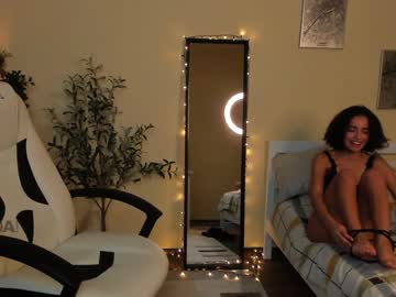girl
        ella_flar_ cam image #9029