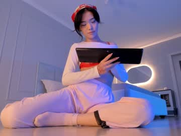 girl
        aerri_lee cam image #79193