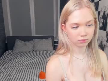 girl
        dollyady cam image #3833434
