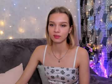 girl
        sharonmorgans cam image #525015