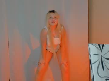 girl
        shy_blondiee cam image #824597