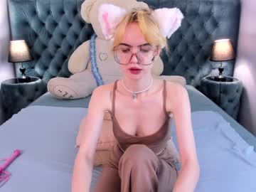 girl
        mistycerulin cam image #589234