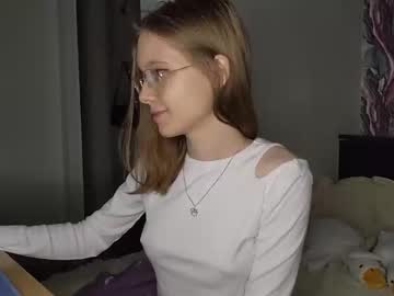 girl
        lowress cam image #6295404