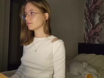 girl
        lowress cam image #6280213