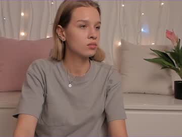 girl
        sharonmorgans cam image #512563