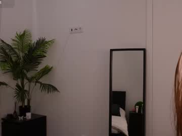 girl
        lilly_colins cam image #5879316
