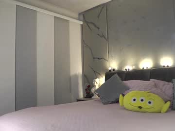 girl
        nina_mon cam image #3712998