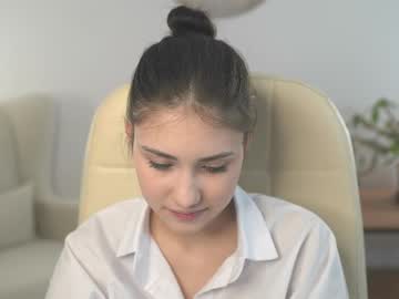 girl
        sunn_beamm cam image #6290452