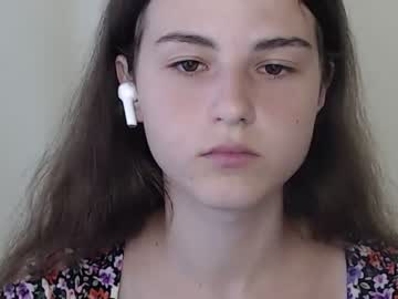 girl
        chamomile19 cam image #1990926