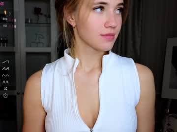girl
        cute_fox_girl cam image #5462341