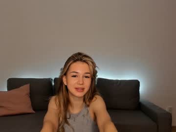 girl
        holly____ cam image #648702