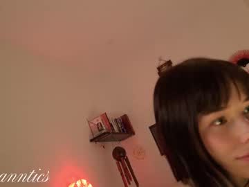 girl
        anntics_ cam image #6872411