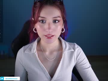 girl
        greeny_mat cam image #4471909