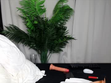 girl
        dee_waters cam image #1060704