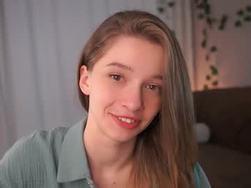 girl
        little_poetry cam image #6496126