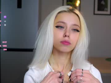 girl
        maureensgame cam image #5793057