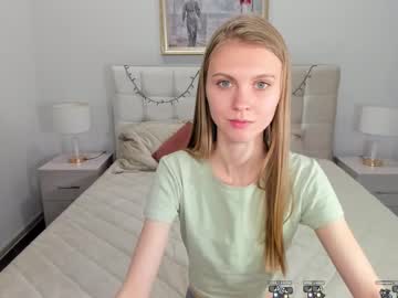 girl
        phoebepaw cam image #5953565