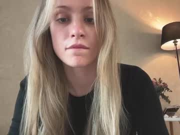 girl
        fflloowweerr cam image #6739679