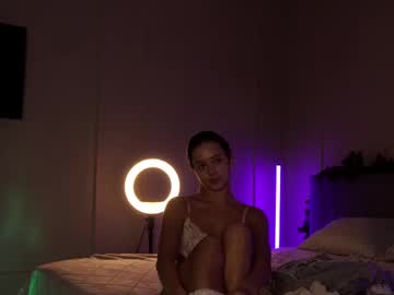 girl
        emilybatee cam image #6188671