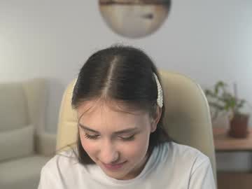 girl
        sunn_beamm cam image #6304245