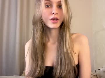 girl
        fflloowweerr cam image #5654496