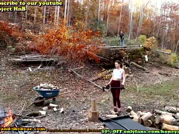 couple
        honeyand_thebear cam image #104222