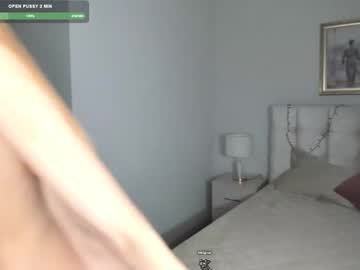 girl
        phoebepaw cam image #6122446