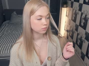 girl
        dollyady cam image #3824384