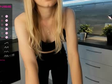 girl
        margaretwilkinson cam image #2999927