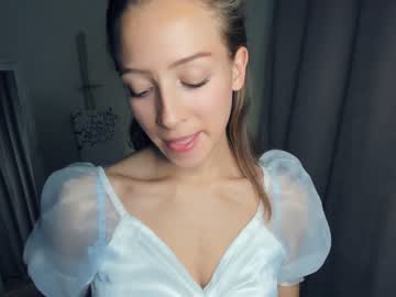 girl
        wave_of_happy_ cam image #2810456